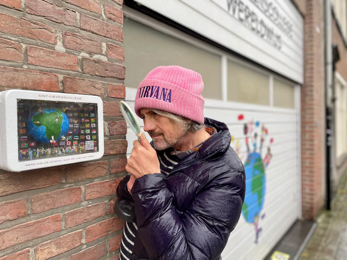 Koen naast miniatuur